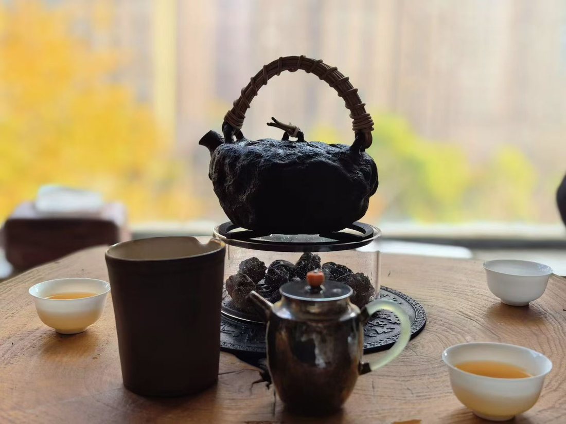 围坐碰杯